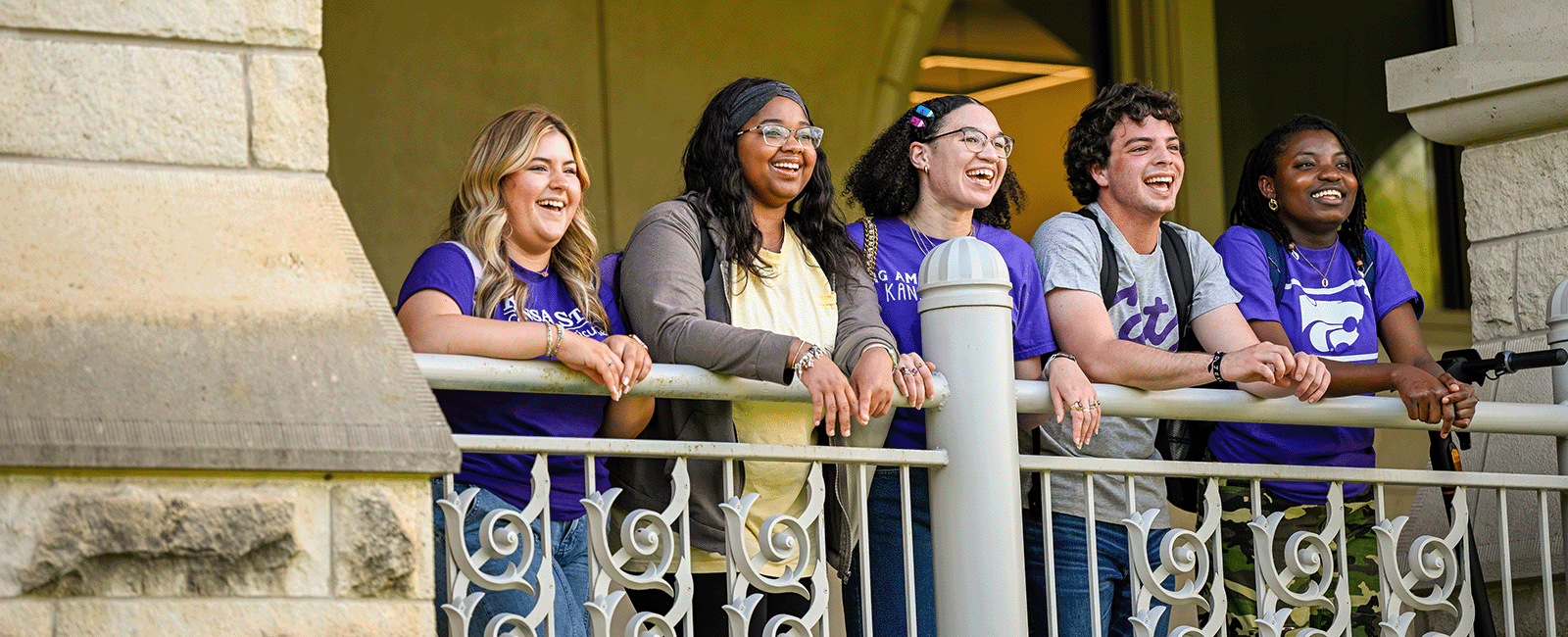 Students in front of Holtz Hall