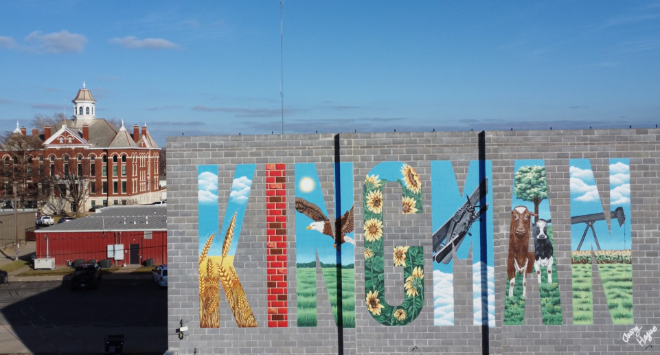 A building that says Kingman on the side in colorful letters